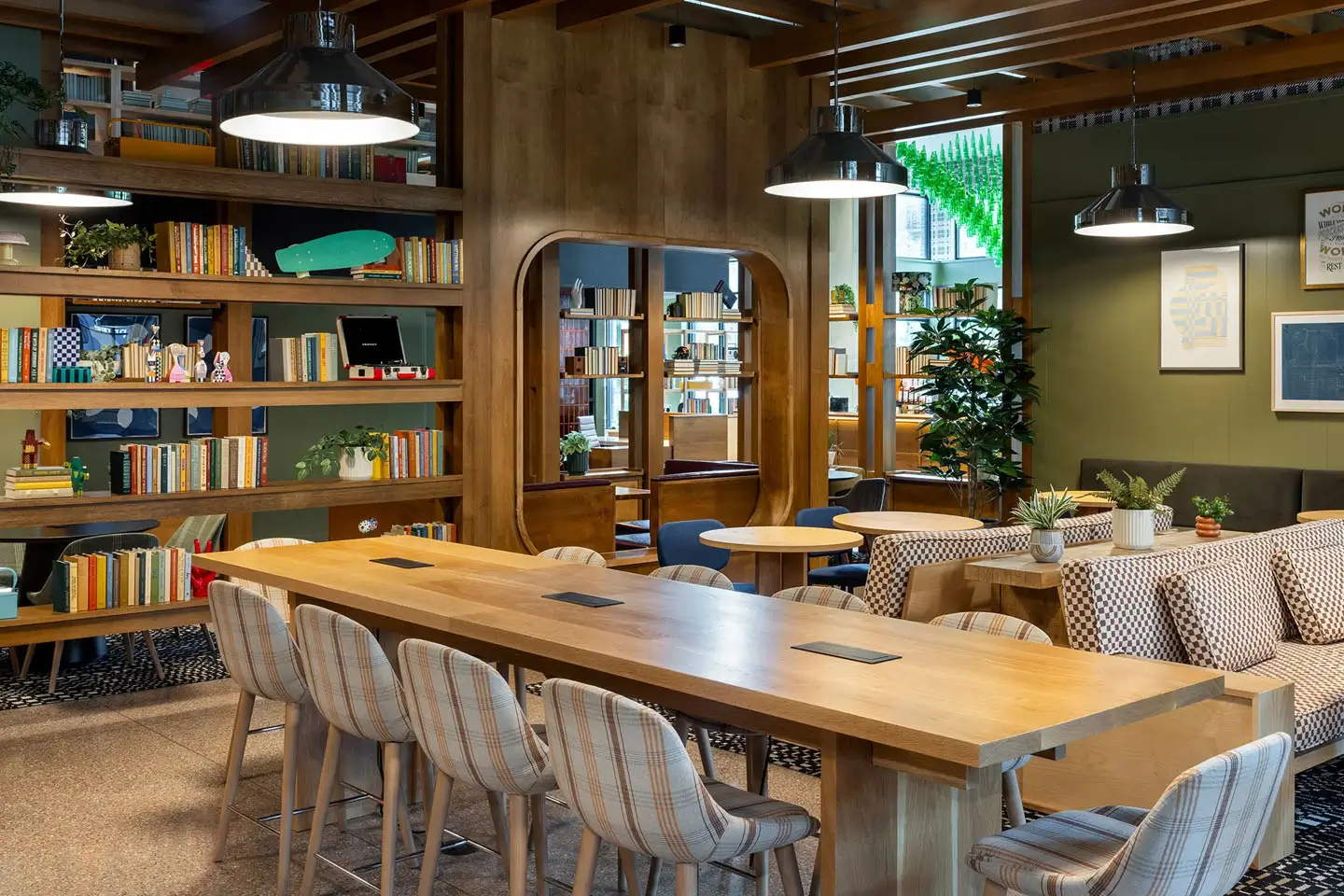 Library with group seating, mood lighting, in-table outlets, and booth seating.